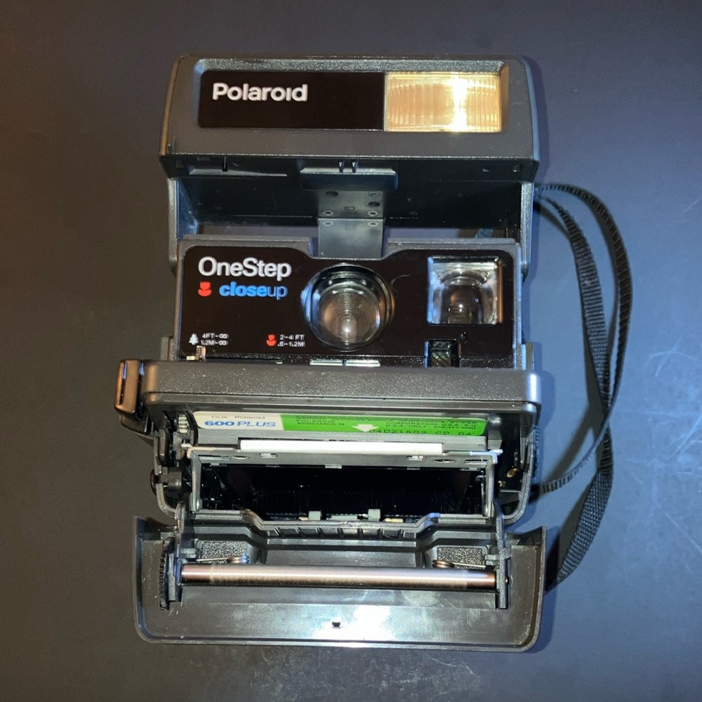 Polaroid OneStep CloseUp Camera - Picture 2 of 9